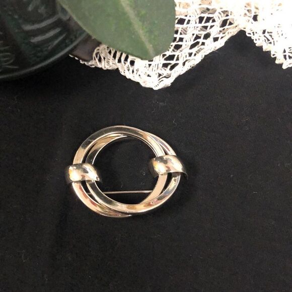 Vintage Silver Tone Brooch of Overlapping Rings - Picture 1 of 6